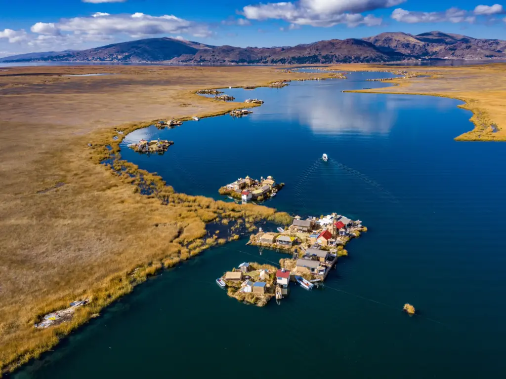 Vista desde un dron de la isla de los Uros - Puno