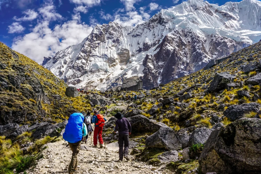 Excursionistas en el primer día del Circuito Salkantay caminando hacia Soraypampa con vistas al nevado