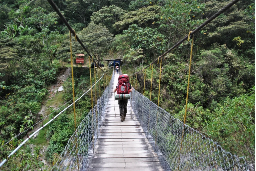 Caminata final del Circuito Salkantay siguiendo las vías del tren hacia Aguas Calientes, Machu Picchu
