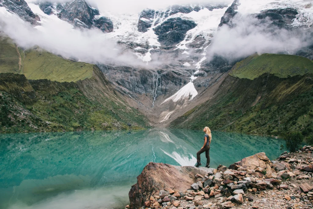 Laguna Humantay con aguas turquesas cerca del Circuito Salkantay en Cusco, Perú